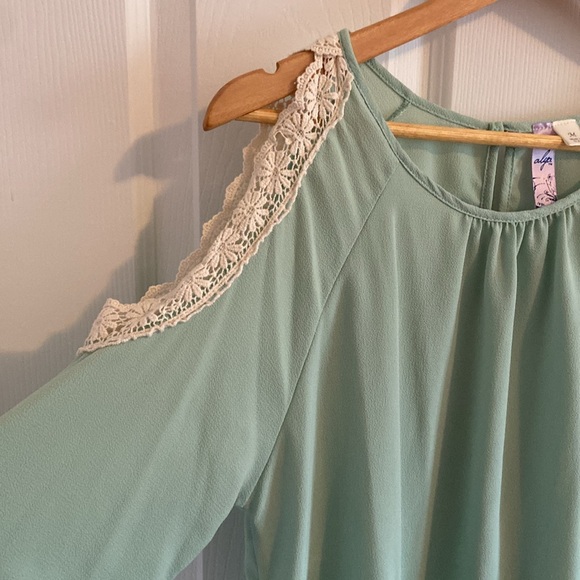 Beautiful mint green cold shoulder blouse. size medium - Picture 3 of 4